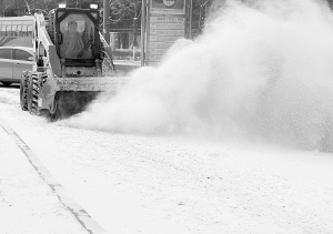 “山貓”是專門用來清理狹窄路麵積雪的清雪機器 盛雪鬆/攝