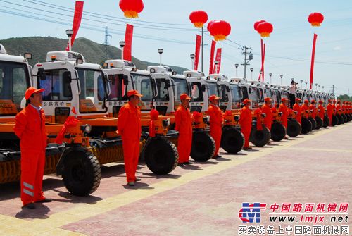 甘肅省公路係統路麵清掃車授車儀式在定西舉行