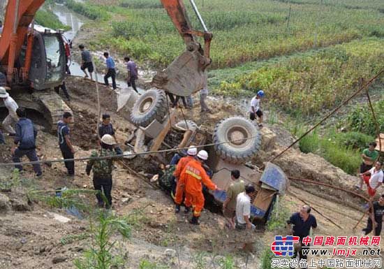 装载机滚下路坎1人被困 毕节消防紧急营救