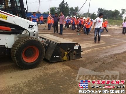 斗山山猫小型设备助力房山暴雨灾后重建