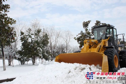 沃得重工装载机参与清理积雪  