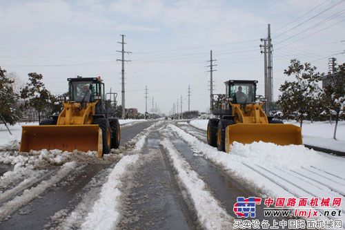 沃得重工装载机参与清理积雪  