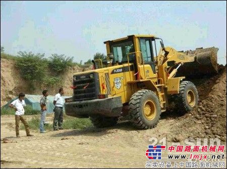 雷沃裝載機：突破阻礙 百公裏山路深夜馳援