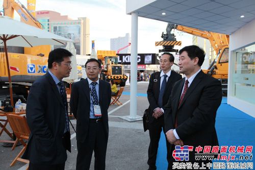 CONEXPO-CONAGG 2014徐工展台上中國工程機械工業協會秘書長蘇子孟與徐工機械副總裁、徐工進出口公司董事長王岩鬆（左一）深入交談.jpg