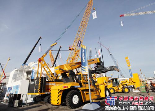 CONEXPO-CONAGG 2014徐工展台上中國工程機械工業協會秘書長蘇子孟與徐工機械副總裁、徐工進出口公司董事長王岩鬆（左一）深入交談.jpg