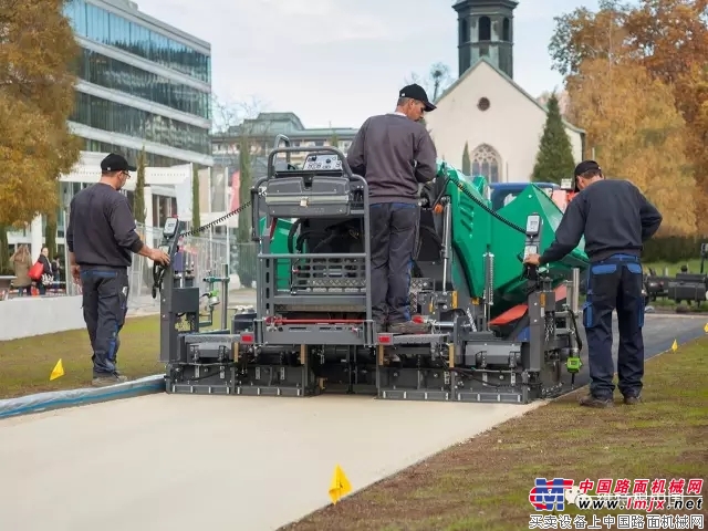 用途广泛的福格勒超级 700 - 3 小型摊铺机——整机优势