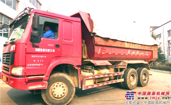 方圓集團海陽汽車維修有限公司成功研製開發渣土車密閉裝置