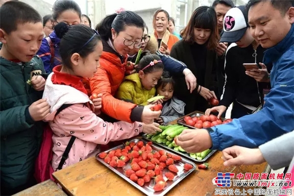 中国移动通信集团山东有限公司海阳分公司、海阳广播电视台职工走进方圆工业旅游