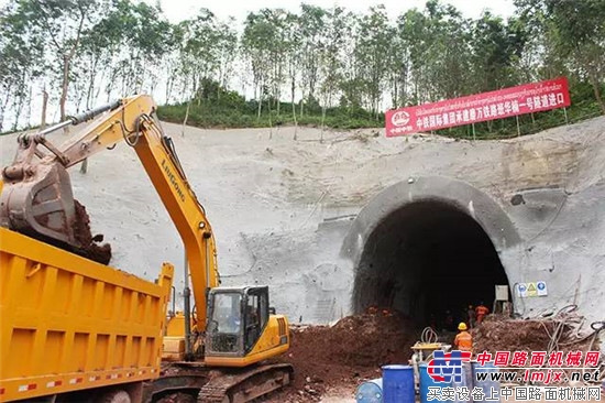 客户导向！柳工设备巡检队冒雨检修 力挺中老铁路建设 