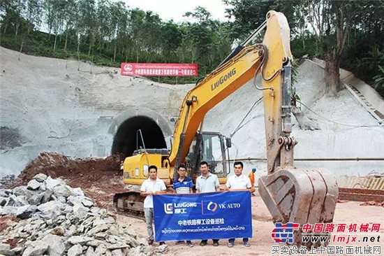 客户导向！柳工设备巡检队冒雨检修 力挺中老铁路建设 