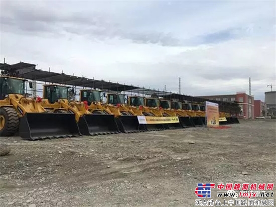 13台雷沃FL955F装载机新疆交付，助推“一带一路”建设