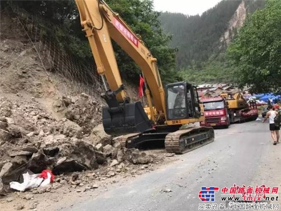 九寨沟救援进行时 厦工救援队随武警水电部队抢通九寨沟景区内主要道路 