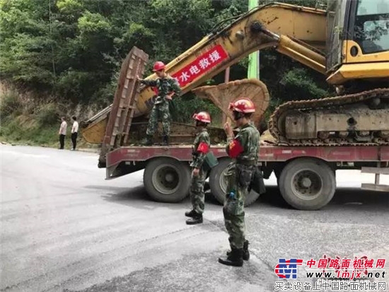 九寨沟救援进行时 厦工救援队随武警水电部队抢通九寨沟景区内主要道路 