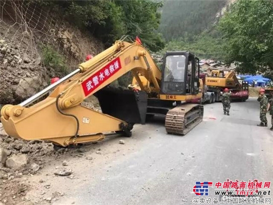 九寨沟救援进行时 厦工救援队随武警水电部队抢通九寨沟景区内主要道路 