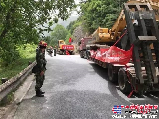 九寨沟救援进行时 厦工救援队随武警水电部队抢通九寨沟景区内主要道路 