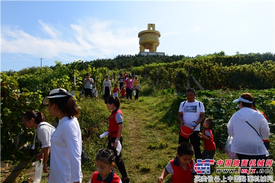 凤凰新城幼儿园“欢乐阳光亲子葡萄采摘”活动举行