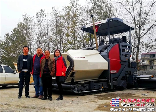 寻常巷陌一抹红 —— 戴纳派克摊铺机新装亮相湖南益阳市政建设