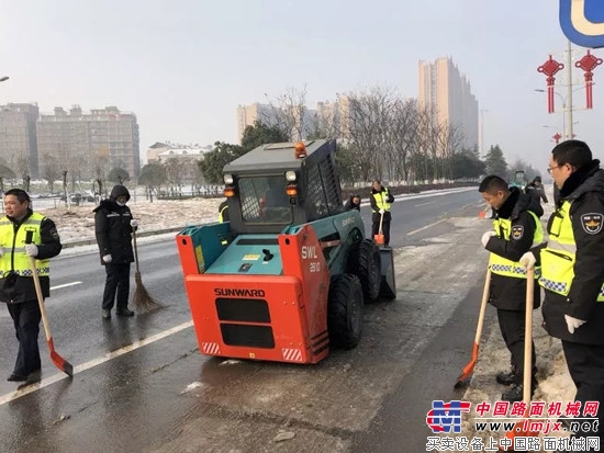 整个朋友圈都被冻住了，山河智能滑移装载机来铲雪破冰