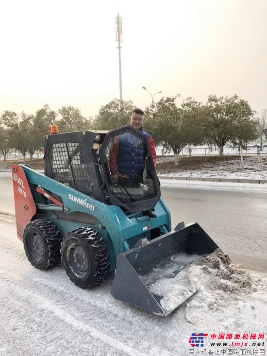 整个朋友圈都被冻住了，山河智能滑移装载机来铲雪破冰