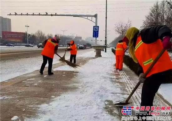 雷沃重工：论扫雪的各种姿势