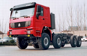 濟南重汽HOWO 8×8全驅牽引車