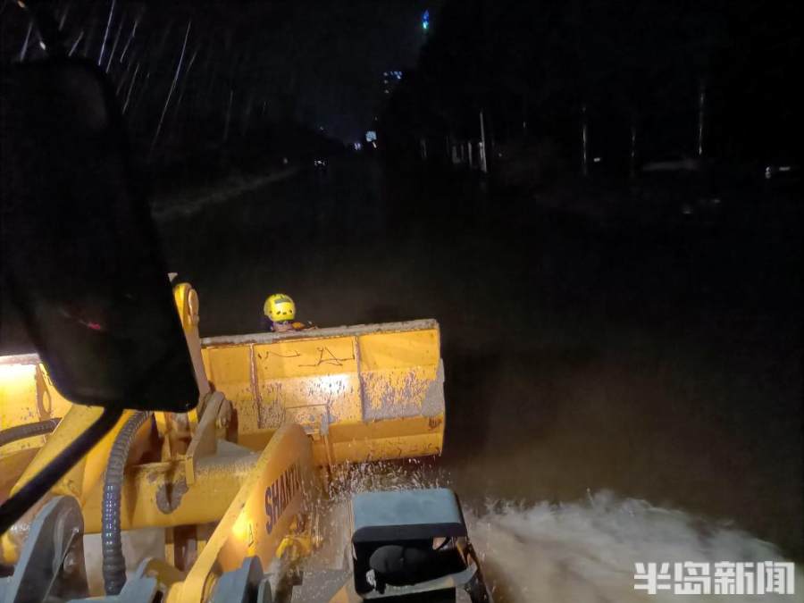 河南新鄉一高校地下室深夜坍塌 青島救援隊開著鏟車前來救援