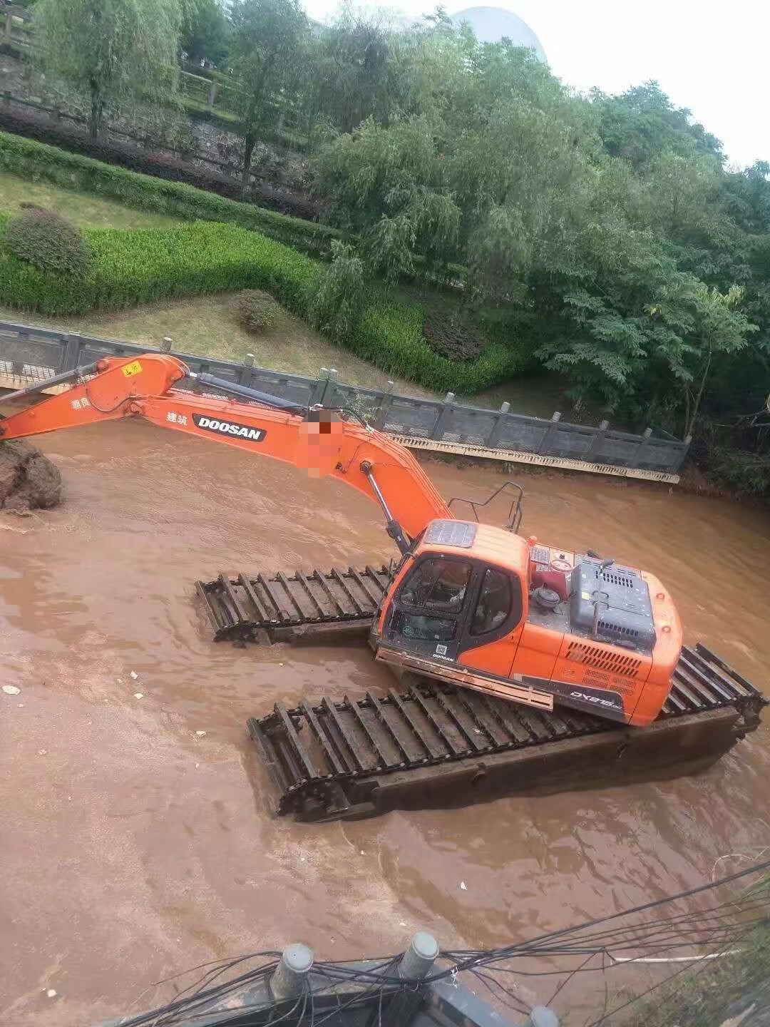 漂浮水上工作的挖掘機